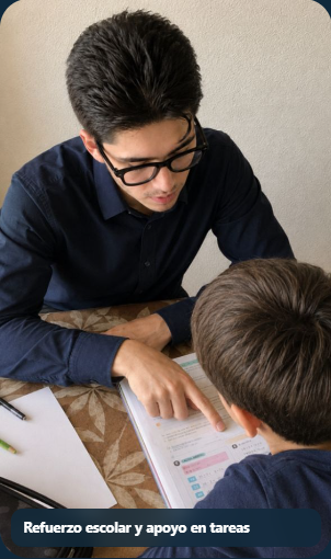 David ayudando a un estudiante con sus tareas